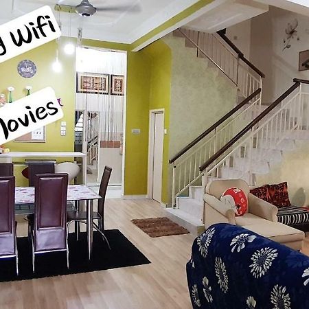 E&A Homestay Klia/ Sepang/ Nilai Zewnętrze zdjęcie