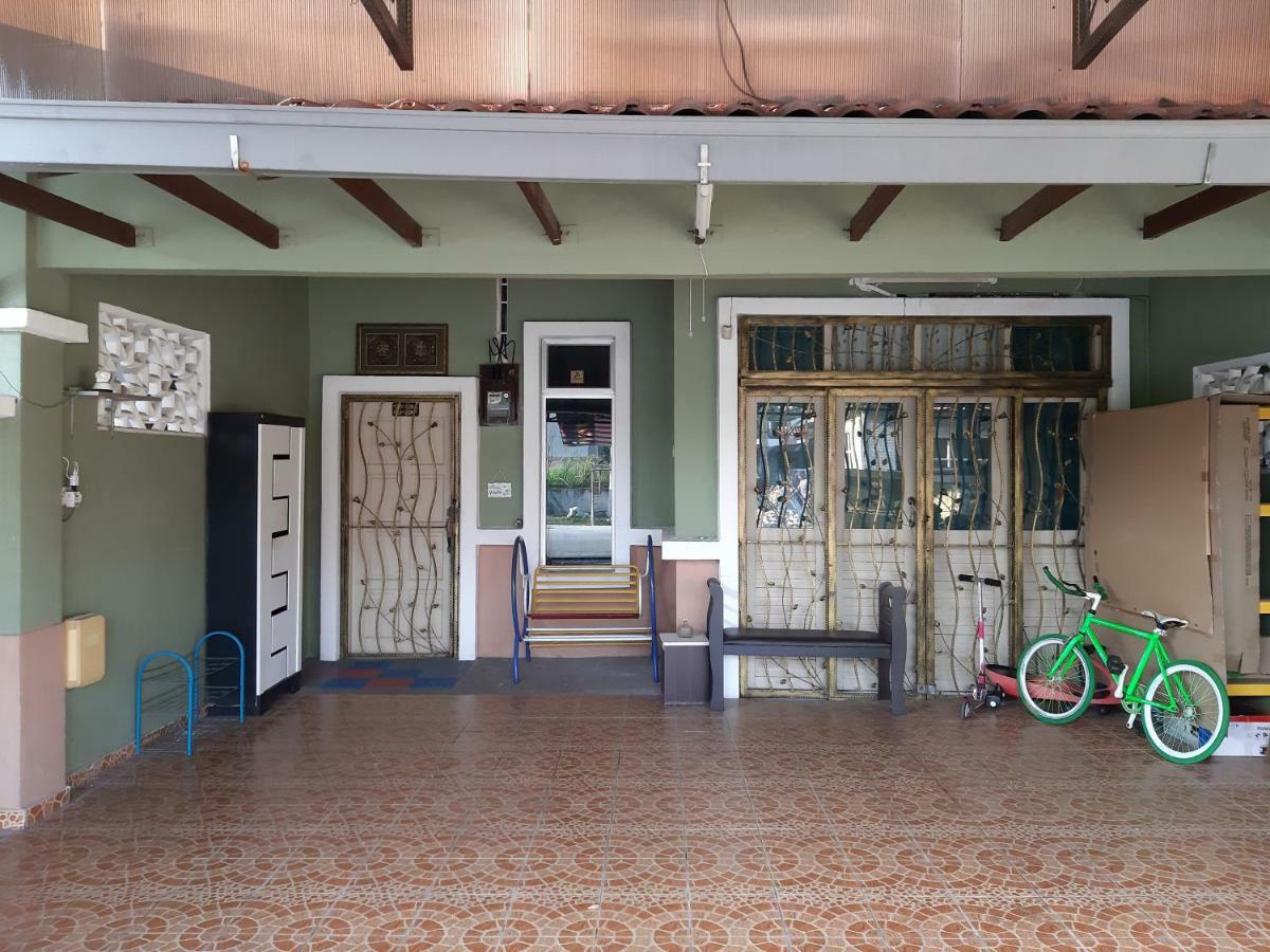 E&A Homestay Klia/ Sepang/ Nilai Zewnętrze zdjęcie